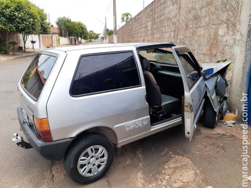 Condutor bate veículo em muro confessa à polícia que bebeu “cerveja e pinga” Condutor bate veículo em muro confessa à polícia que bebeu “cerveja e pinga”