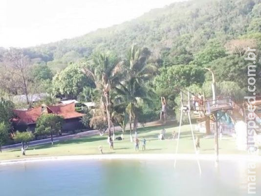 Corpo de jovem afogado após pular de tirolesa é velado em Dourados