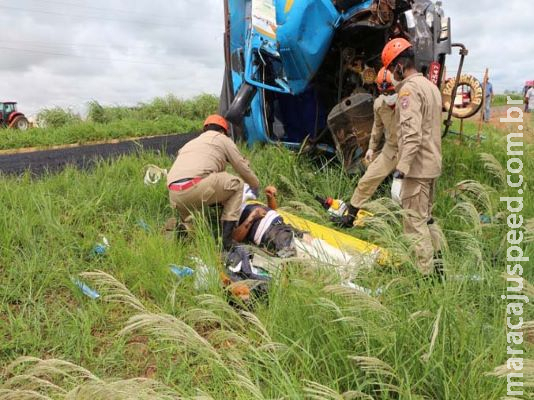 Dois ficam feridos em acidente entre caminhão de asfalto e carreta na MS-306