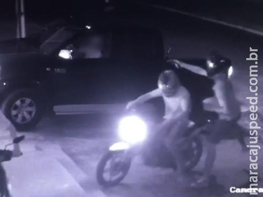 Dupla de moto rende empresário e leva Hilux em cidade dominada pelo crime