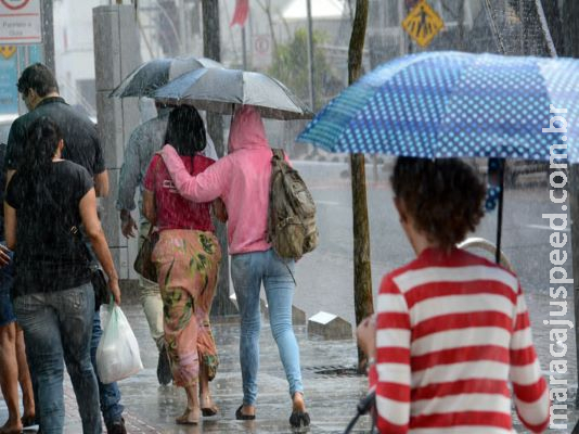 Frente fria chega neste domingo e com muita chuva