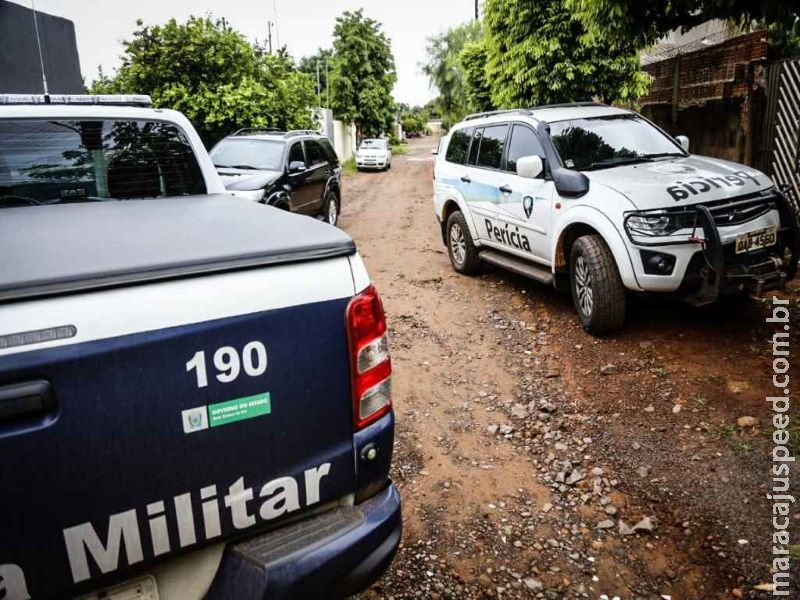 Homem é acordado a tiros por dupla que invadiu casa no Tarumã Homem é acordado a tiros por dupla que invadiu casa no Tarumã