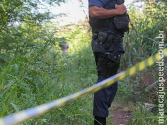 Homem é encontrado morto em terreno baldio com sinais de espancamento Homem é encontrado morto em terreno baldio com sinais de espancamento