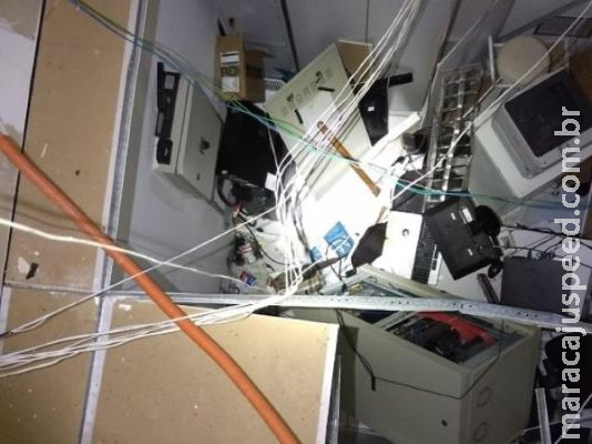 Homem é preso por invadir farmácia pelo telhado e tentar arrombar cofre