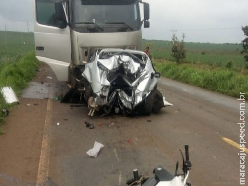 Homem fica ferido após colisão frontal entre carro de passeio e carreta na MS-306