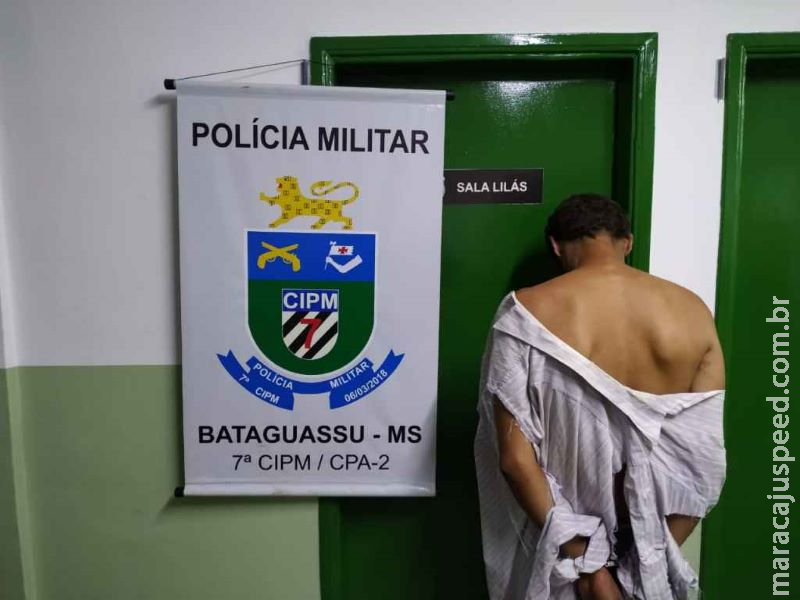 Homem pede dinheiro e ameaça matar comerciante e clientes de conveniência Homem pede dinheiro e ameaça matar comerciante e clientes de conveniência