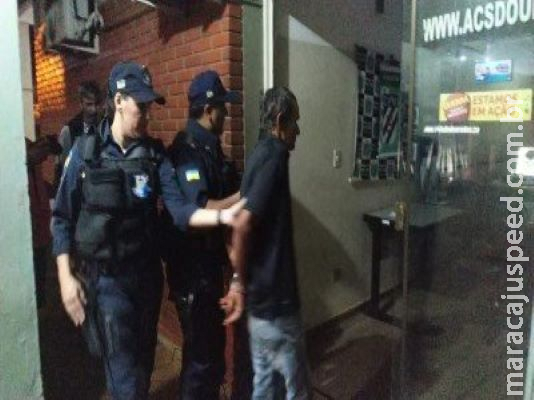 Homem que matou vizinho com facada no o pescoço é preso em Dourados