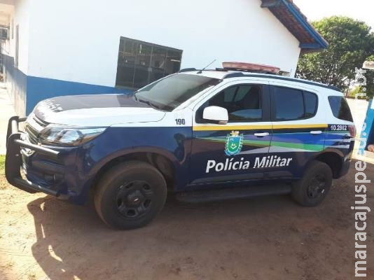 Homens tentam esconder arma durante abordagem policial e vão juntos para cadeia