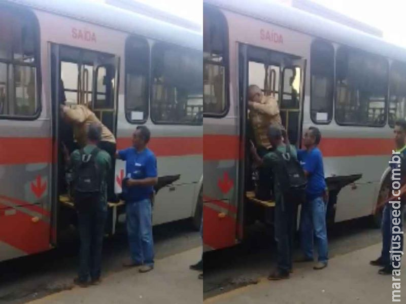 Idoso cadeirante é carregado no colo para sair de ônibus com elevador estragado