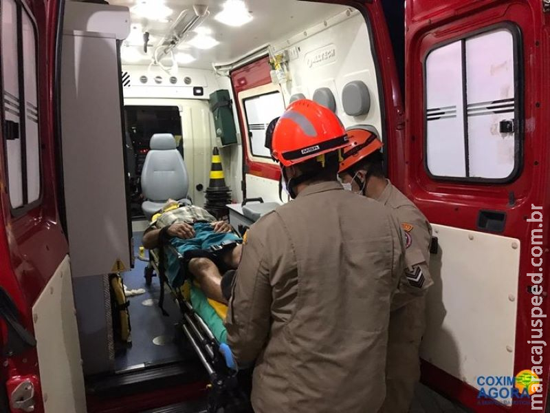 Idoso de 85 anos perde controle e bate carro contra árvore