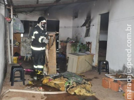 Incêndio destrói móveis e parte de uma residência após curto-circuito Incêndio destrói móveis e parte de uma residência após curto-circuito