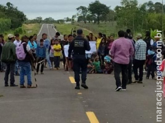 Indígenas fecham MS-289 em protesto pela reinstalação de quebra-molas Indígenas fecham MS-289 em protesto pela reinstalação de quebra-molas