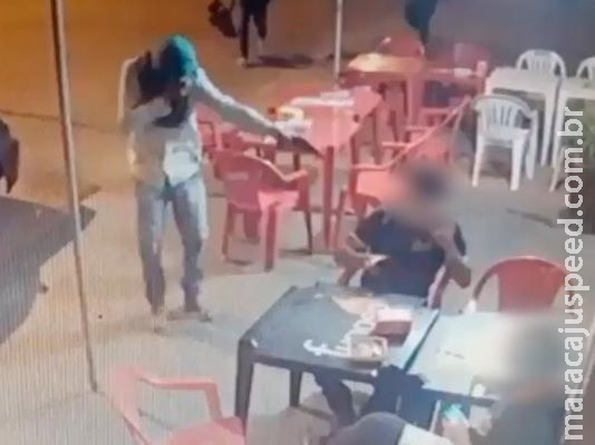 Ladrão encapuzado agride funcionário e rouba pizzaria Ladrão encapuzado agride funcionário e rouba pizzaria