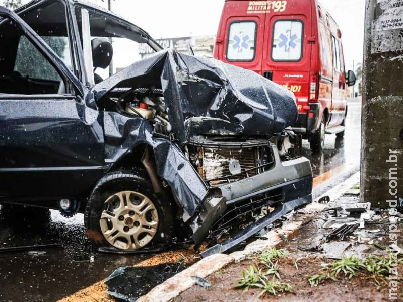 Médico perde controle de carro e bate em poste na Euler de Azevedo
