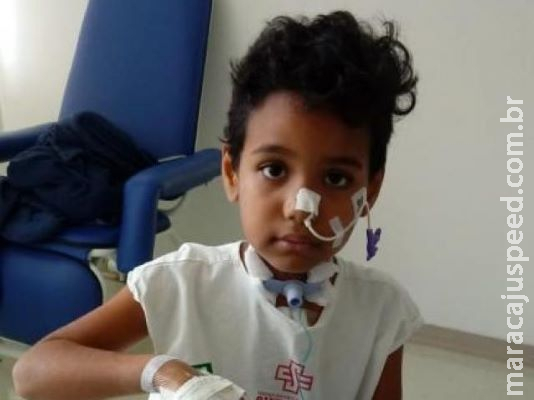 Menino atingido por cerol de pipa continua internado na Santa Casa