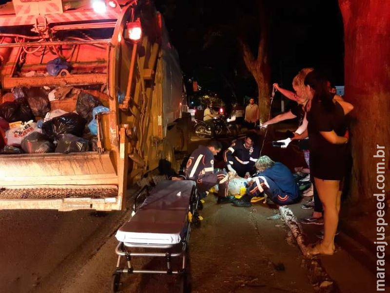 Motociclista bate em caminhão da coleta de lixo e fica em estado gravíssimo