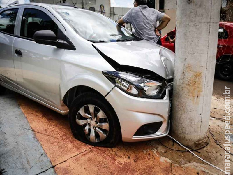 Motorista colide em poste ao se assustar com caminhão que levava madeira