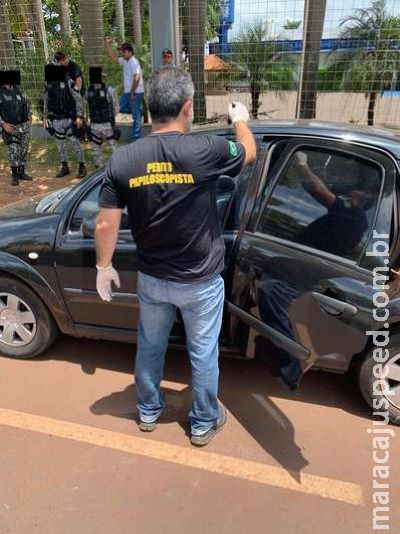 Mulher assaltada por homens em carro roubado tem bolsa encontrada no banheiro de mercado
