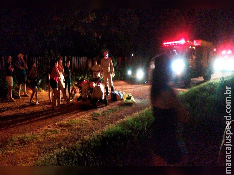 Mulher passa sobre buraco, perde equilíbrio e sofre queda de moto em Aquidauana Mulher passa sobre buraco, perde equilíbrio e sofre queda de moto em Aquidauana
