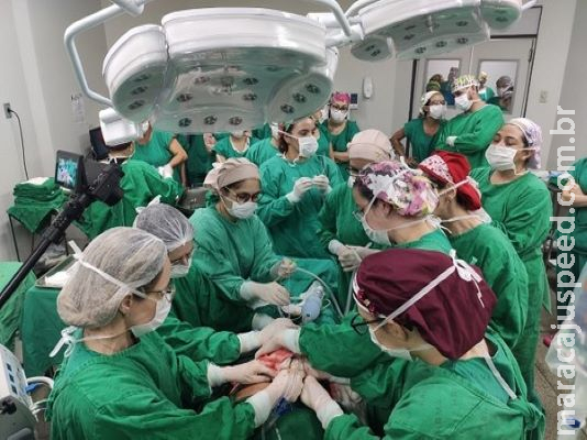 Parto de bebê prematuro e com tumor 