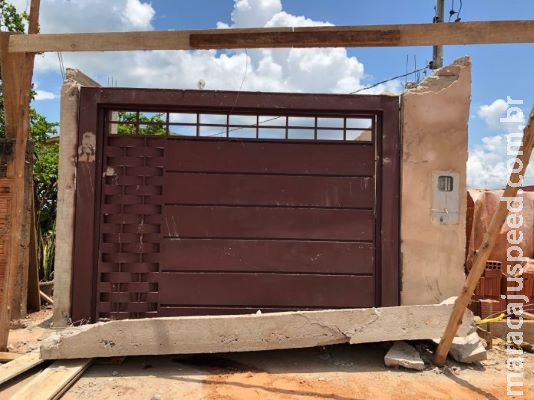 Pedreiro morre após ser atingido na cabeça pela laje de portão Pedreiro morre após ser atingido na cabeça pela laje de portão