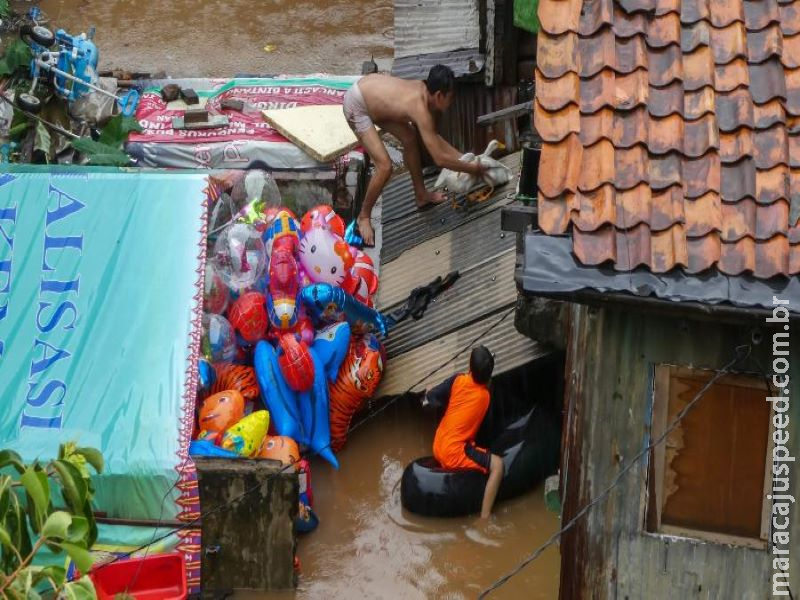 Pelo menos 16 morrem em inundações causadas pela chuva na capital da Indonésia Pelo menos 16 morrem em inundações causadas pela chuva na capital da Indonésia