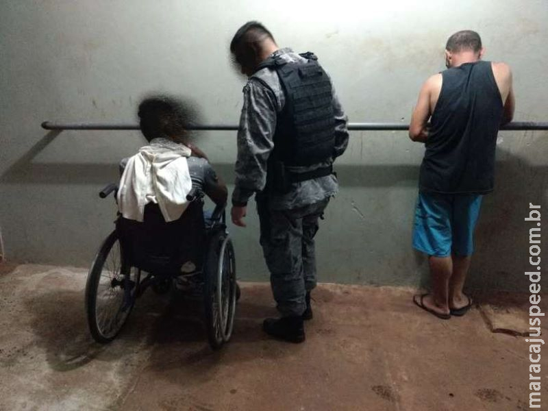PM prende cadeirante e comparsa por tráfico de drogas próximo ao Ginásio Municipal