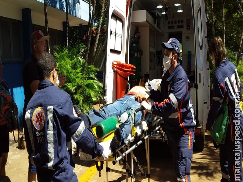 Pneu se solta durante calibração e atinge dono de borracharia; estado é grave Pneu se solta durante calibração e atinge dono de borracharia; estado é grave