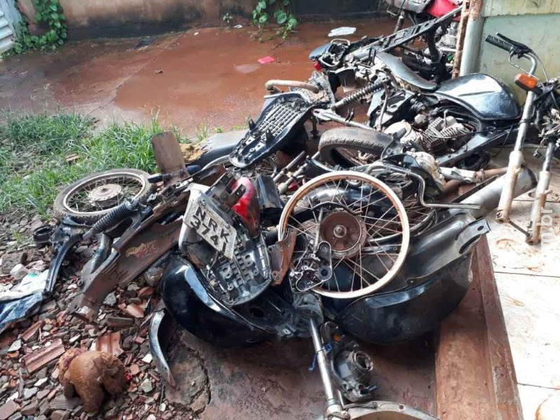Polícia fecha boca de fumo que funcionava como desmanche de motos Polícia fecha boca de fumo que funcionava como desmanche de motos