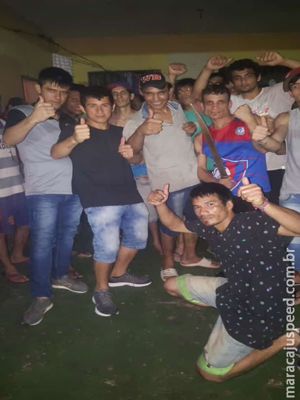 Presos comemoram Réveillon na fronteira e postam fotos com facões