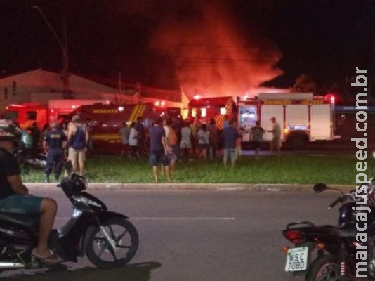 Quatro veículos foram atingidos por incêndio em oficina na Guaicurus