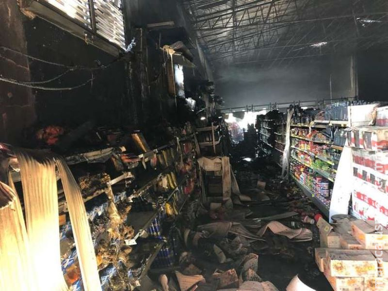 Supermercado fica destruído após incêndio no interior