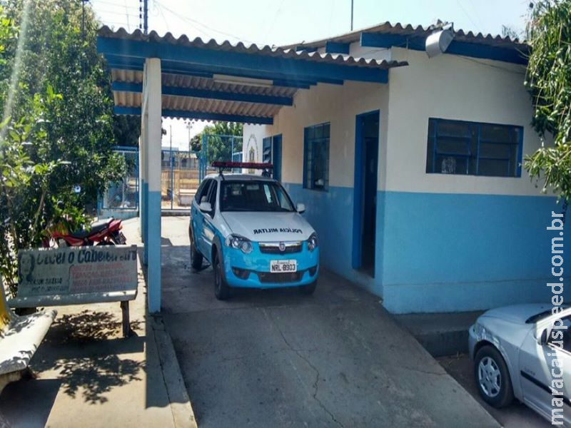 Suspeitos atiraram quatro vezes em frente a posto da PM e fogem de carro Suspeitos atiraram quatro vezes em frente a posto da PM e fogem de carro