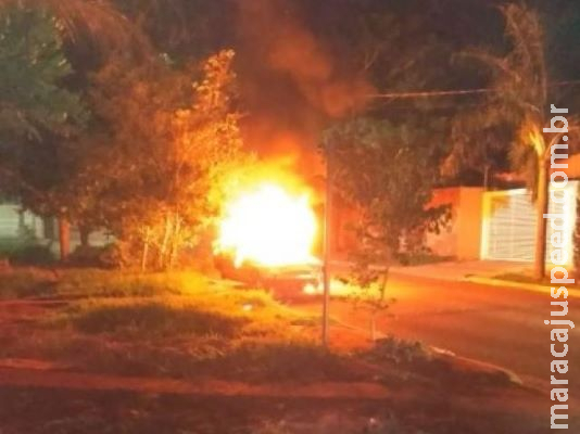 Veículo abandonado é incendiado em rua do Monte Castelo