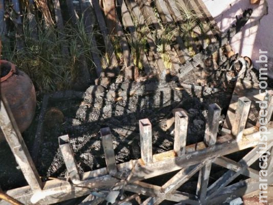 Vizinha reclama de abandono e põe fogo em casa que já foi do Papai Noel