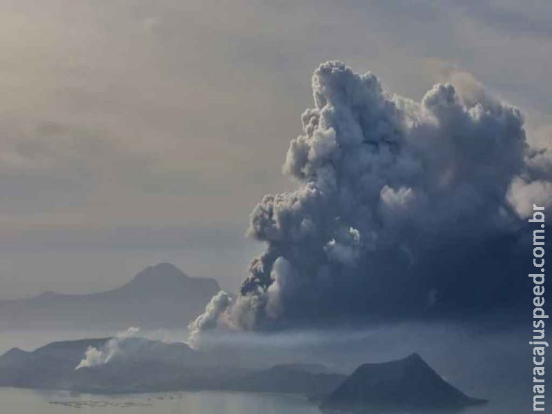 Vulcão entra em erupção nas Filipinas e milhares de pessoas são retiradas do local