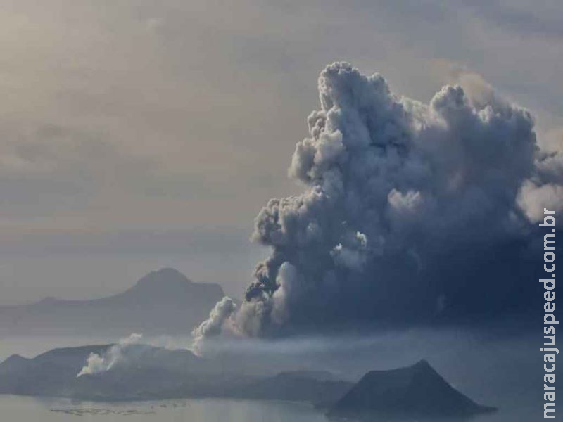 Vulcão entra em erupção nas Filipinas e milhares de pessoas são retiradas do local Vulcão entra em erupção nas Filipinas e milhares de pessoas são retiradas do local