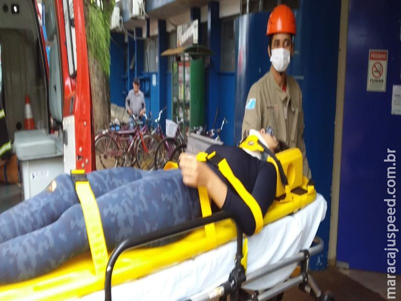 Acidente entre moto e carro deixa jovem inconsciente Acidente entre moto e carro deixa jovem inconsciente