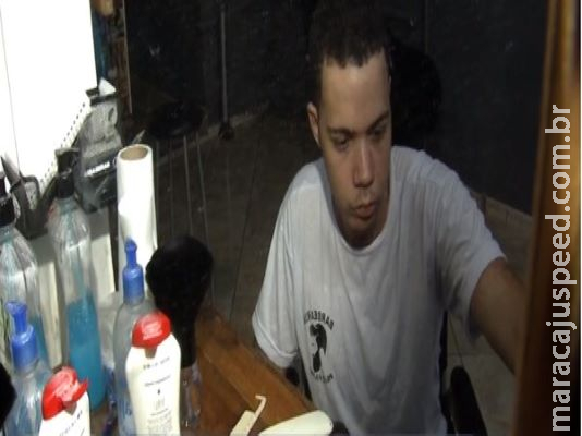 Após acidente que o deixou em coma e de cadeira de rodas, jovem vira barbeiro para pagar cirurgias em MS
