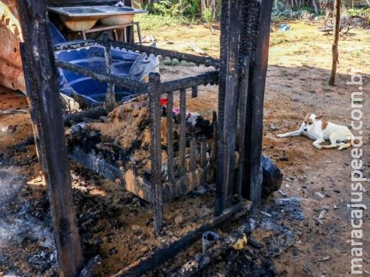 Após briga e tiros, morador ateia fogo a barraco em área de invasão Após briga e tiros, morador ateia fogo a barraco em área de invasão