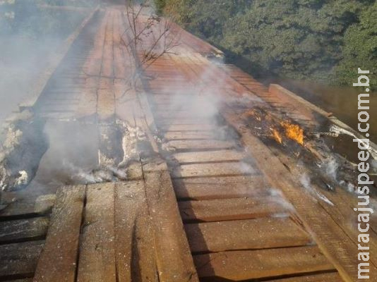 Após incêndio criminoso, ponte de madeira sobre o Rio Anhanduí é interditada