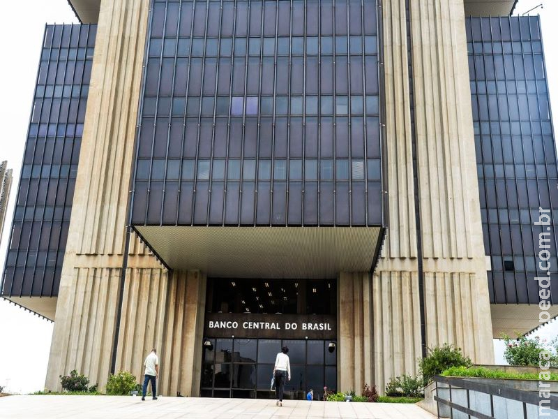 Bancos passam a cobrar dólar do dia da compra com cartão