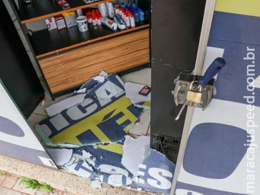 Bandidos arrombam farmácia e fogem levando cofre com R$ 1 mil