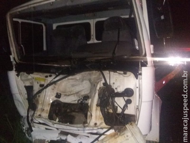 Caminhoneiro é socorrido por populares após colisão frontal na BR-262