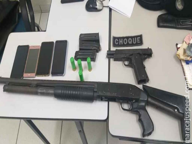 Carro estraga e três são presos quando tentavam negociar armas por R$ 8 mil Carro estraga e três são presos quando tentavam negociar armas por R$ 8 mil