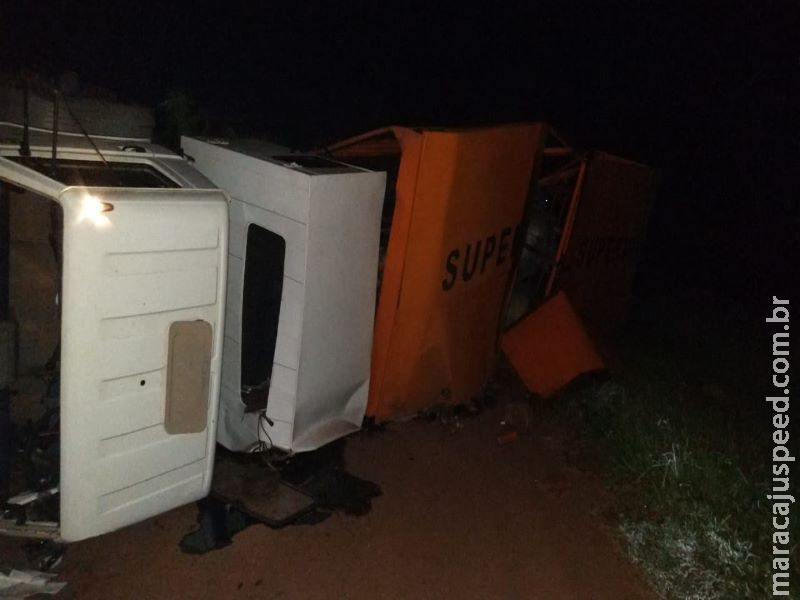 Casal e criança de dois anos escapam ilesos de tombamento de caminhão na BR-060 Casal e criança de dois anos escapam ilesos de tombamento de caminhão na BR-060