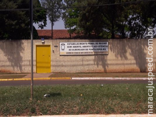 Cerveja, cachaça e celulares são encontrados escondidos em forro de cela de presídio Cerveja, cachaça e celulares são encontrados escondidos em forro de cela de presídio