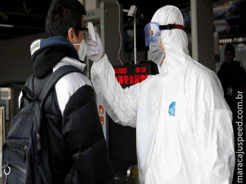 China: número de casos de coronavírus sobe para 20.438; mortes aumentam para 425 China: número de casos de coronavírus sobe para 20.438; mortes aumentam para 425