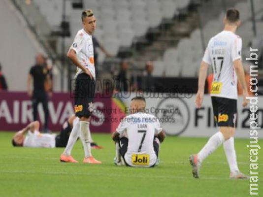 Com Pedrinho expulso no 1º tempo, Corinthians é eliminado da Libertadores Com Pedrinho expulso no 1º tempo, Corinthians é eliminado da Libertadores