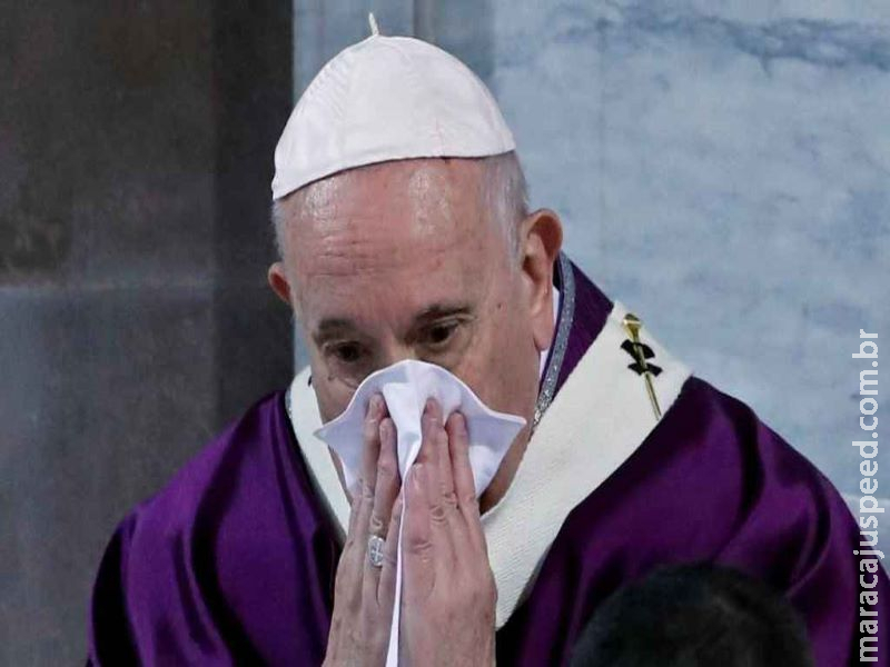 Com sintomas de gripe, Papa cancela missa um dia após evento em que beijou fiéis Com sintomas de gripe, Papa cancela missa um dia após evento em que beijou fiéis